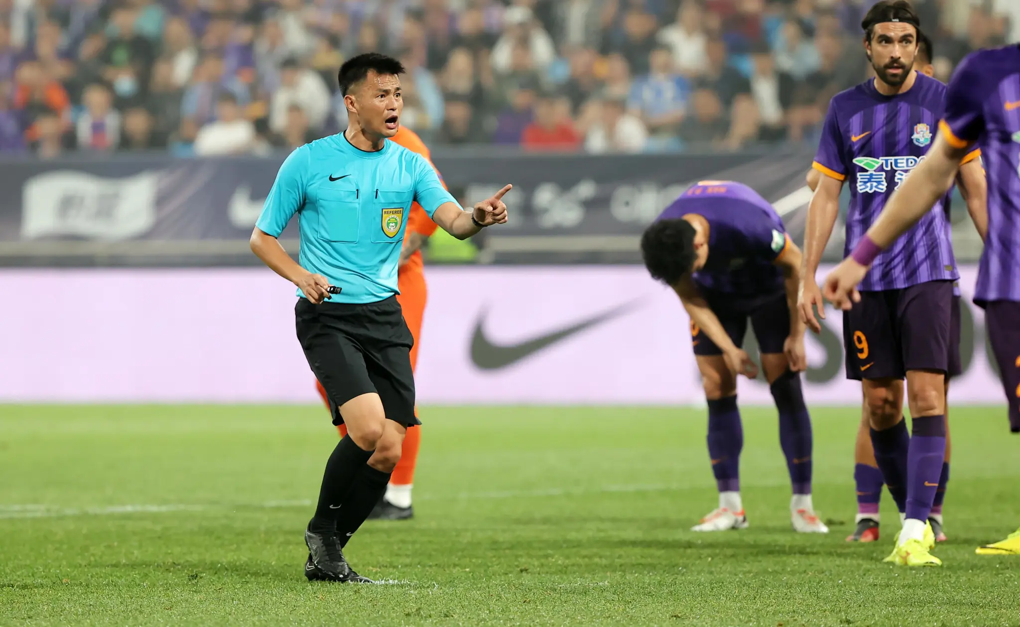 开云官网-杨翼：去年“金哨”李海新执法上海德比，他的风格较为严厉